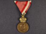 Bronzová Vojenská záslužná medaile Signum Laudis F.J.I., poškrábaná, původní voj. stuha