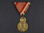 Bronzová vojenská záslužná  medaile - SIGNUM LAUDIS Karel I., původní vojenská stuha, na hraně značka BRONZE