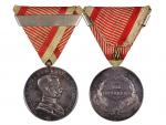 Stříbrná medaile za statečnost, 1. třídy, 8. vydání 1914-1917 F.J.I., na hraně punc hl. punc. úřadu Vídeň, A v kroužku, původní trojúhelníková stuha s páskem za druhé udělení, neznačený