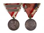 Stříbrná medaile za statečnost, 2. třídy, 8. vydání 1914-1917 F.J.I., původní trojúhelníková stuha s dvoudílným páskem za tři udělení, neznačený