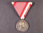 Medaile za statečnost II. třídy, Ag, nová vojenská stuha, vydání 1917 - 1918, na hraně značka A