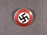 Členský odznak NSDAP, upínání do knoflíkové dírky