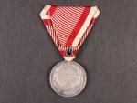 Medaile za statečnost II. třídy, Ag, původní vojenská stuha, vydání 1917 - 1918, na hraně značka A