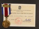 Medaile - Za obětavou práci pro socialismus, udělovací průkaz, etue