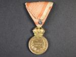 Vojenská záslužná medaile Signum Laudis F.J.I., zlacený bronz, původní voj. stuha