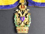 Řád železné koruny 2. třídy s válečnou dekorací, pozlacený bronz, na pendiliích značka výrobce A.E.KÖCHERT WIEN