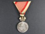 Stříbrná vojenská záslužná medaile Signum Laudis F.J.I., postříbřený bronz, původní vojenská stuha