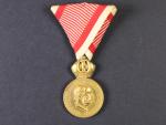 Vojenská záslužná medaile Signum Laudis F.J.I., zlacený bronz, novodobá voj. stuha