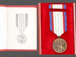 Medaile - Za upevňování přátelství ve zbrani III. třída, udělovací průkaz a etue