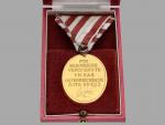 Zlatá záslužná medaile o Rakouský Červený kříž + originální etue
