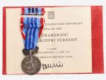 Medaile - za pracovní věrnost - ČSR, punc Ag 900/1000, značka výrobce Zukov Praha, udělovací průkaz