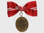 Bronzová záslužná medaile o Rakouský Červený kříž na dámské stuze + originální etue