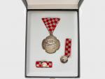 Medaile vděčnosti vlasti, stříbro neznačené, k tomu miniatura a ministužka
