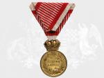 Vojenská záslužná medaile Signum Laudis F.J.I., zlacený bronz, původní voj. stuha