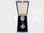 Řád tří hvězd, 5. třída, zlacené stříbro, na aversu pod závěsem punc Ag a značka výrobce F.M., původní etue