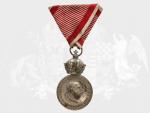 Stříbrná vojenská záslužná medaile Signum Laudis F.J.I., uherský typ, varianta s hrubým vousem, postříbřený bronz, původní vojenská stuha, původní etue značená G.A.SCHEID, WIEN, BUDAPEST