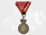 Stříbrná vojenská záslužná medaile Signum Laudis F.J.I., uherský typ, varianta s hrubým vousem, postříbřený bronz, původní vojenská stuha, původní etue značená G.A.SCHEID, WIEN, BUDAPEST