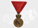 Bronzová vojenská záslužná medaile Signum Laudis F.J.I., uherský typ, varianta s hrubým vousem, původní civilní stuha, původní etue značená SCHEID G.A. BUDAPEST