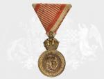 Bronzová vojenská záslužná medaile Signum Laudis F.J.I., uherský typ, varianta s hrubým vousem, původní vojenská stuha
