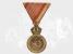 RAKOUSKO UHERSKO - Bronzová vojenská záslužná medaile Signum Laudis F.J.I., uherský typ, varianta s hrubým vousem, původní vojenská stuha
