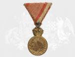 Bronzová vojenská záslužná medaile Signum Laudis F.J.I., uherský typ, varianta s hrubým vousem, původní vojenská stuha