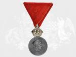 Stříbrná vojenská záslužná medaile Signum Laudis F.J.I., náhradní kov, zinek, původní civilní stuha