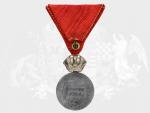 Stříbrná vojenská záslužná medaile Signum Laudis F.J.I., náhradní kov, zinek, původní civilní stuha