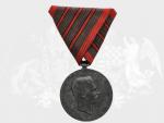 Medaile Za zranění z r. 1917 na stuze za tři zranění, na hraně značka W