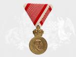 Vojenská záslužná medaile Signum Laudis F.J.I., zlacený bronz, původní voj. stuha