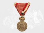 Vojenská záslužná medaile Signum Laudis F.J.I., zlacený bronz, původní voj. stuha