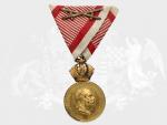Vojenská záslužná medaile Signum Laudis F.J.I., zlacený bronz, původní vojenská stuha s meči, orig.etue značená ROTHE & NEFFE Wien