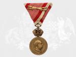 Vojenská záslužná medaile Signum Laudis F.J.I., zlacený bronz, původní voj. stuha s meči