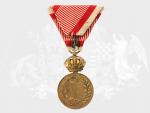 Vojenská záslužná medaile Signum Laudis F.J.I., zlacený bronz, původní voj. stuha s meči