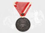Stříbrná medaile za statečnost, 1. třídy, 9. vydání 1917-1918 Karel, na hraně punc hl. punc. úřadu Vídeň, A v kroužku, původní vojenská stuha