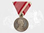 Stříbrná medaile za statečnost, 1. třídy, 8. vydání 1914-1917 F.J.I., náhradní kov, varianta portrétu, původní vojenská stuha