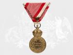 Vojenská záslužná medaile Signum Laudis F.J.I., zlacený bronz, původní voj. stuha