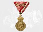 Vojenská záslužná medaile Signum Laudis F.J.I., zlacený bronz, původní voj. stuha s meči