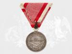 Stříbrná medaile za statečnost, 2. třídy, 8. vydání 1914-1917 F.J.I., původní trojúhelníková stuha