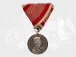 Stříbrná medaile za statečnost 2. třídy, 9. vydání 1917-1918 Karel, na hr. punc hl. punc. úřadu Vídeň, A v kroužku, původní vojenská stuha