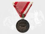 Stříbrná medaile za statečnost 2. třídy, 9. vydání 1917-1918 Karel, původní vojenská stuha