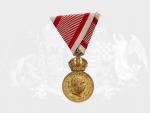 Vojenská záslužná medaile Signum Laudis F.J.I., zlacený bronz, původní voj. stuha