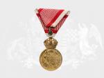 Vojenská záslužná medaile Signum Laudis F.J.I., zlacený bronz, původní voj. stuha