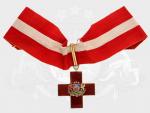 Kříž lotyšského červeného kříže I. třídy, nákrční dekorace, pozlacené stříbro, neznačeno, mírně poškozený smalt v horním rameni kříže na aversu, nepůvodní etue