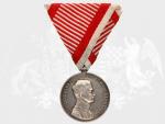 Stříbrná medaile za statečnost 2. třídy, 9. vydání 1917-1918 Karel, na hr. punc hl. punc. úřadu Vídeň, A v kroužku, nová vojenská stuha