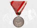 Stříbrná medaile za statečnost 2. třídy, 9. vydání 1917-1918 Karel, na hr. punc hl. punc. úřadu Vídeň, A v kroužku, nová vojenská stuha