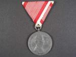Medaile za statečnost I. třídy, náhradní kov, původní vojenská stuha, vydání 1917 - 1918