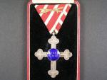 Záslužný kříž pro vojenské duchovní II.stupeň, Ag, výroba F. Rothe, oboustraně poškozený smalt, původní vojenská stuha s meči + orig. etue