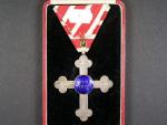 Záslužný kříž pro vojenské duchovní II.stupeň, Ag, výroba F. Rothe, oboustraně poškozený smalt, původní vojenská stuha s meči + orig. etue