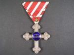 Záslužný kříž pro vojenské duchovní II.stupeň, postříbřený bronz, na kroužku značka hvězdička