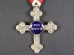 Záslužný kříž pro vojenské duchovní II.stupeň, postříbřený bronz, na kroužku značka hvězdička